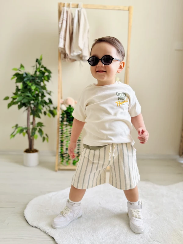 Good Vibes Arkası Baskılı Premium Kalite %100 Pamuk Oversize Cool Görünümlü Keten Kumaş Çizgili Şortlu 2’li Takım