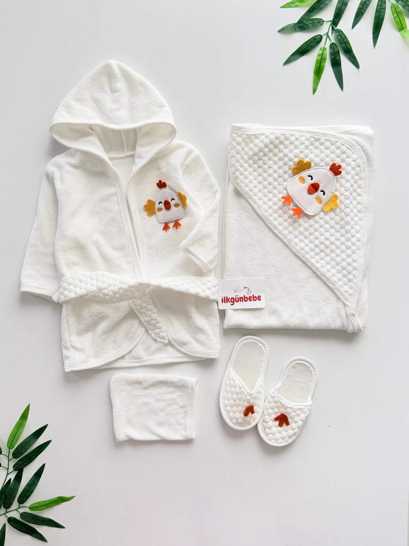 4 Parça Bornozlu Havlulu Set